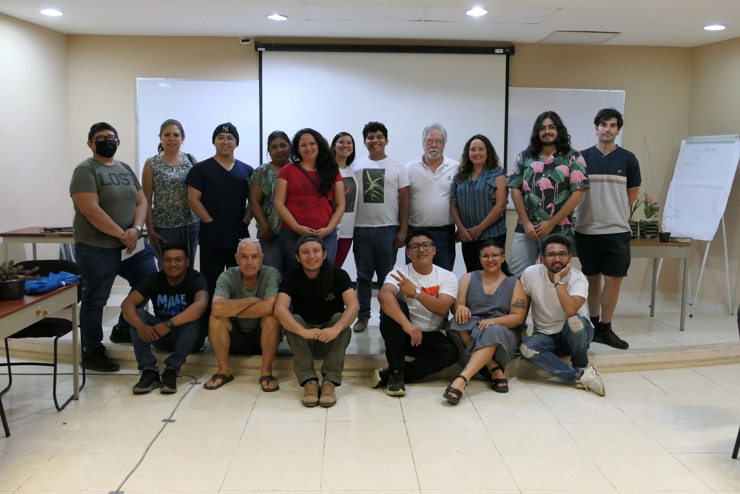 Taller de plantas — cactácea con flores rojas
